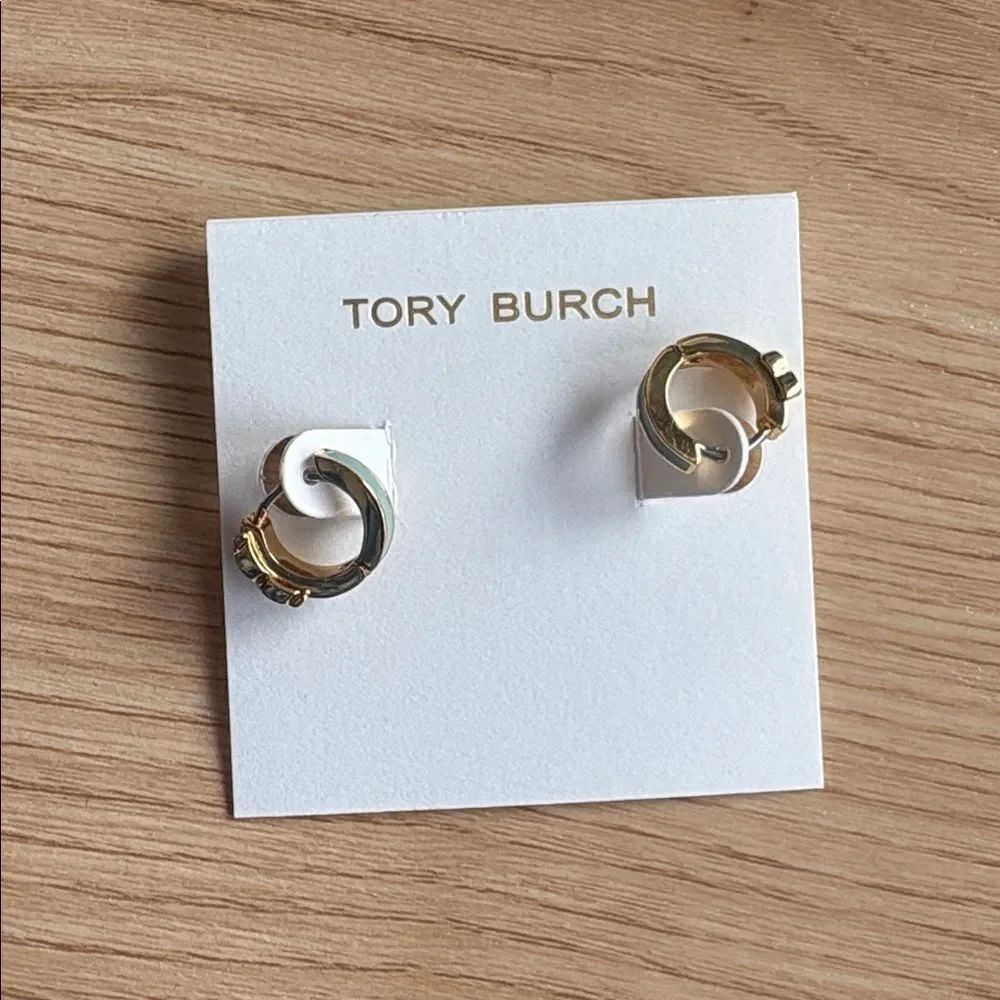 Tory Burch Serif T Huggie Earrings in Tory Gold